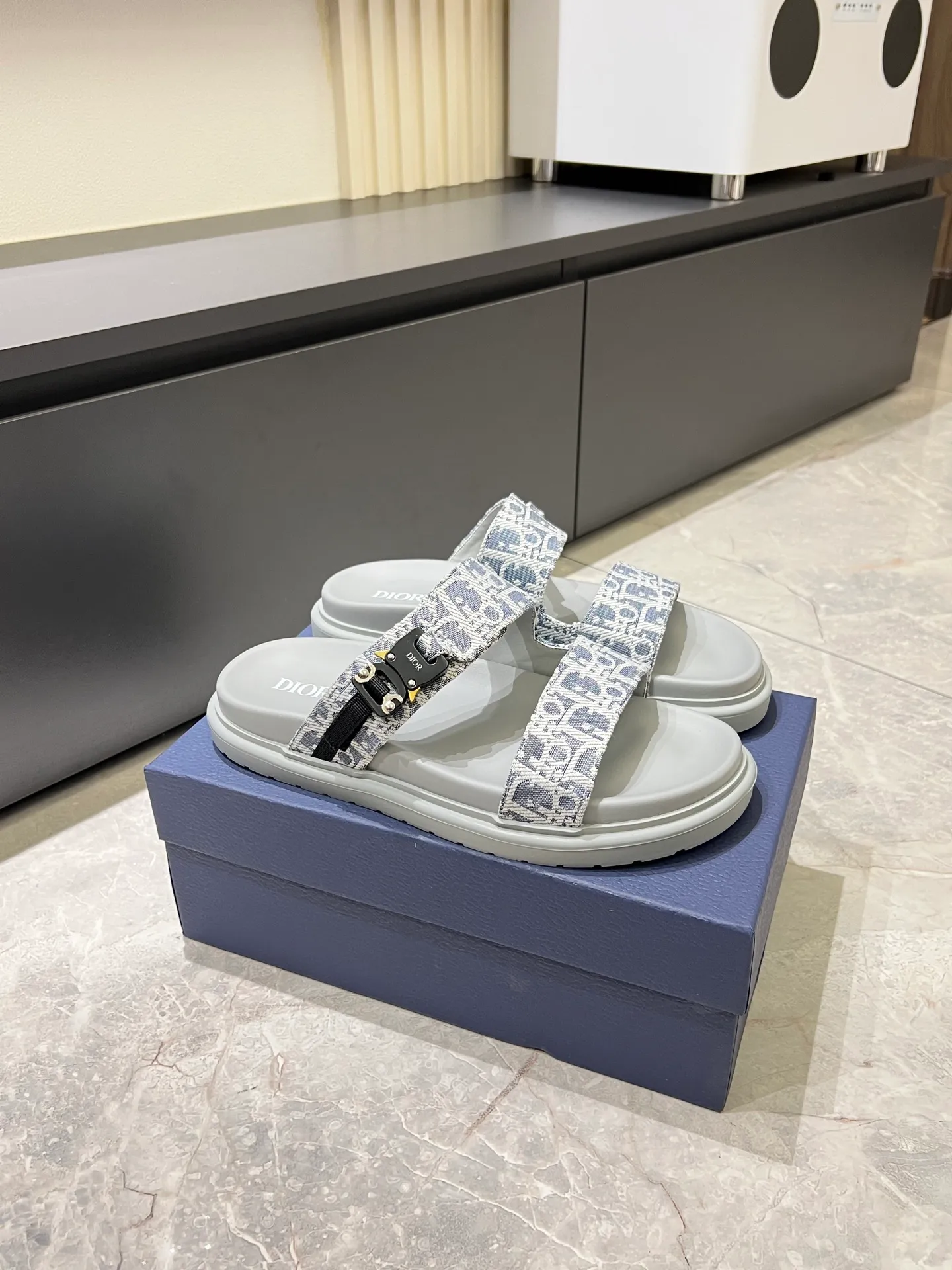 Men's Men's Shoes 💰p320 Dio* Men's Sandals Slippers. Showcasing Dior haute couture design. The Dior gray suede strap is accented with an aluminum Dior buckle for added style. Paired with a comfortable tonal notch sole, they pair easily with shorts or jeans for a sophisticated look. Main body: suede cow leather, technical fabric lining: cow leather, with adjustable straps, aluminum Dior buckle, Dior gray EVA insole, tonal notched rubber outsole splicing structure, size: 38-44 (customized at 45.46)
